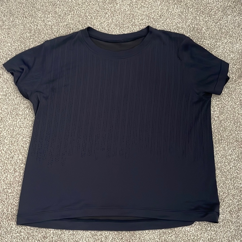 size 6 cropped lululemon t shirt
